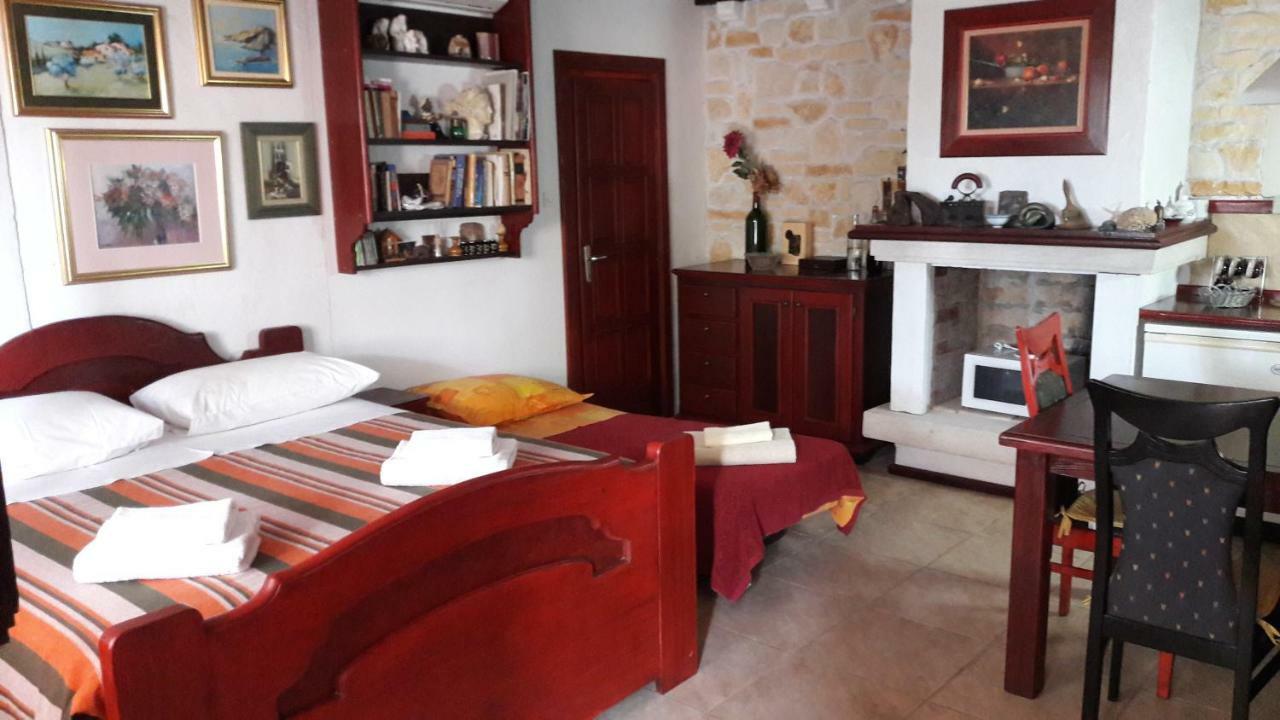Apartments Picasso Komiža Exteriör bild