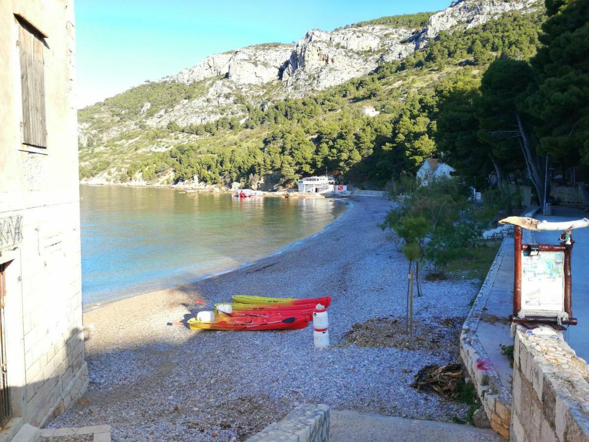Apartments Picasso Komiža Exteriör bild